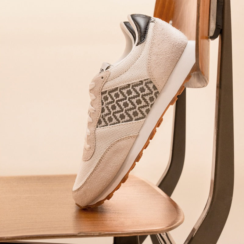 Nachhaltige Retro-Laufschuhe aus beigem Canvas mit grauem Ethno-Muster und schwarzem Fersenbesatz. Vegane Sneaker, handgefertigt in Vietnam, ideal für einen stylischen und bewussten Alltag.