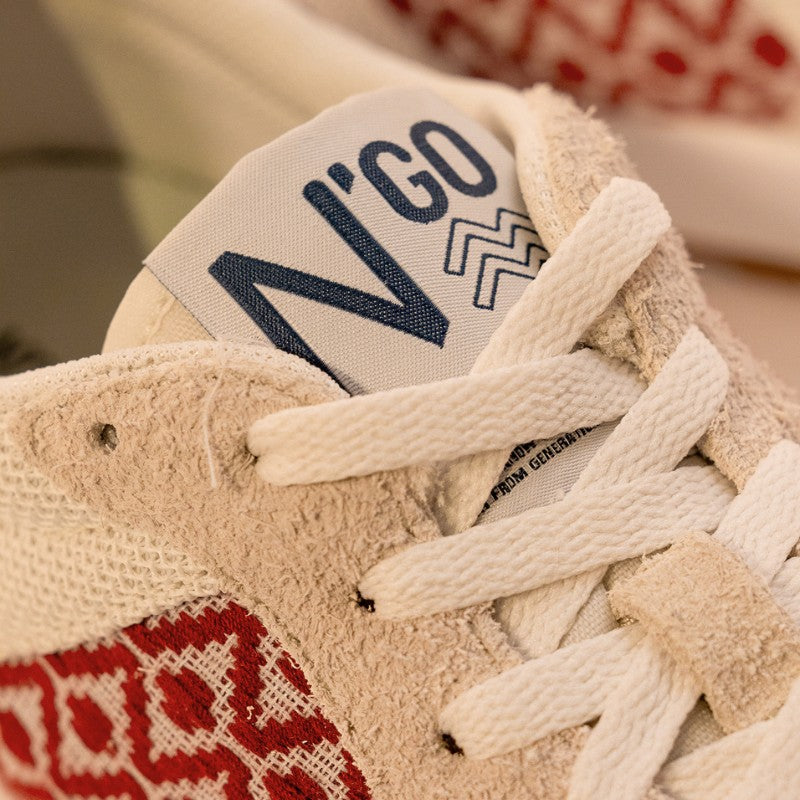 Leichter N'GO Sneaker Hoi An – Burgunderrot mit blauen Details und fair produziert