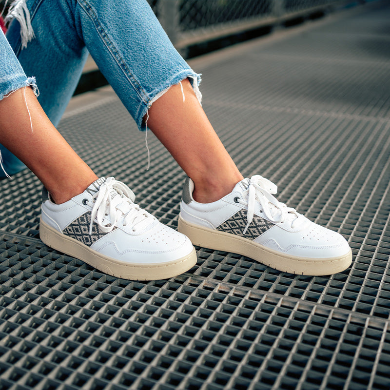 Hue Classic in Grau – vegane Sneaker mit traditionellem vietnamesischem Handwerksmuster.