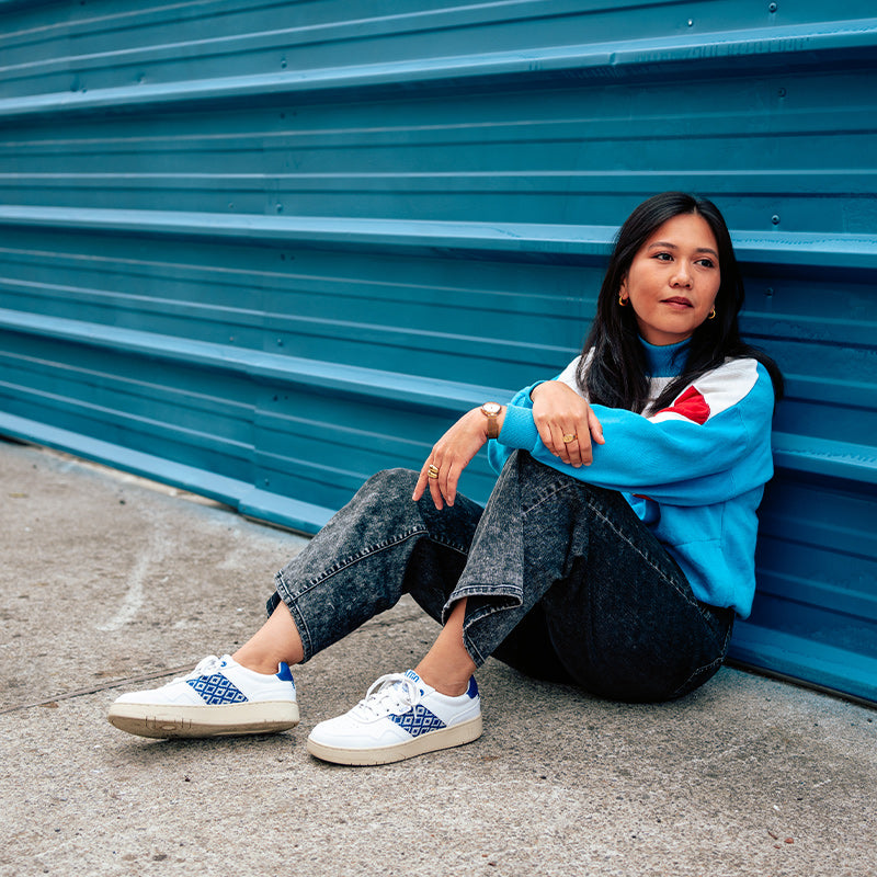 Hue Classic mit Webmuster in Meerblau – stilvolle, nachhaltige Schuhe für den Alltag.