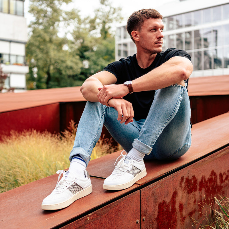 Leichte Sneaker mit grauem Ethno-Muster, ideal für Frühling und Sommer – fair produziert.