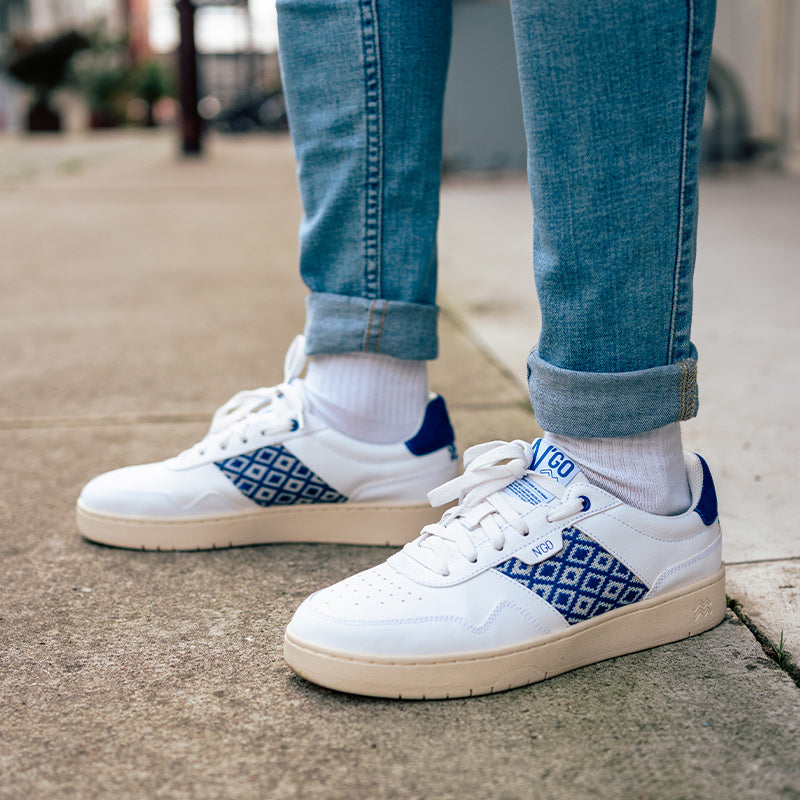 Leichte Sneaker mit meerblauem Ethno-Muster, ideal für Frühling und Sommer – fair produziert.