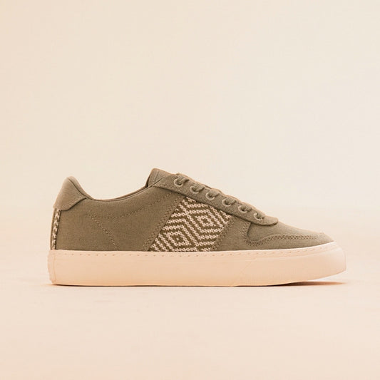 Vegane Sneaker aus beigem Canvas mit zypressengrünem Ethno-Muster und weißer Sohle – handgefertigt in Vietnam.