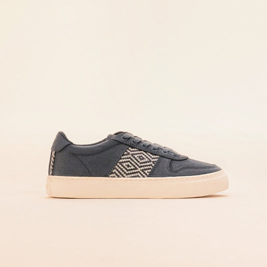 Vegane Sneaker aus schattenblauem Canvas mit handgewebtem Ethno-Muster und weißer Sohle – fair produziert in Vietnam.