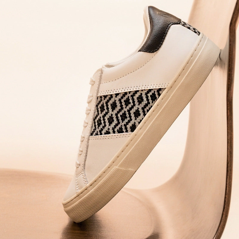 N'GO Na Sang Classic – nachhaltige Sneaker in Schwarz mit dezenten Ethnodetails