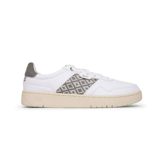 Weiße Low-Top-Sneaker aus chromfreiem Leder mit grauem Ethno-Muster – handgefertigt in Vietnam.