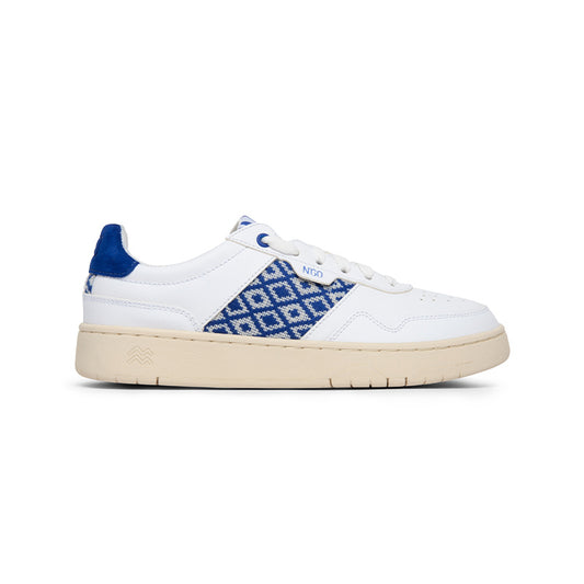 Weiße Low-Top-Sneaker aus chromfreiem Leder mit meerblauem Ethno-Muster – handgefertigt in Vietnam.