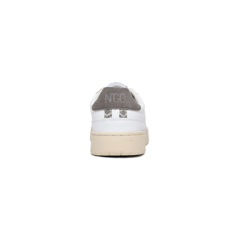 Fair produzierte Sneaker mit grauem Ethno-Design – umweltfreundlich und komfortabel.