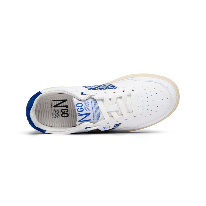 Elegante Sneaker mit meerblauem Handwebmuster – ideal für Alltag und Freizeit.