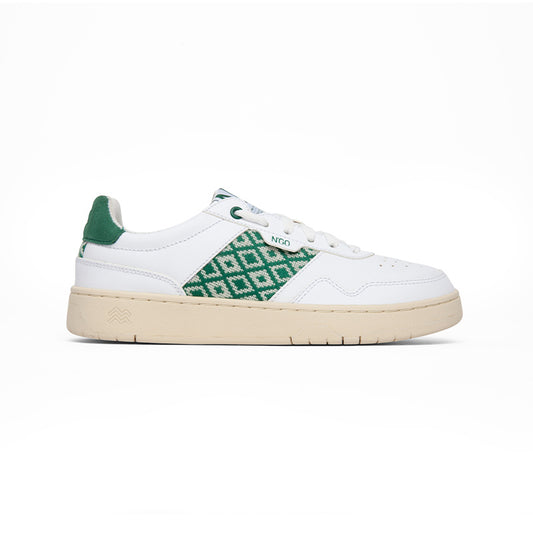 Weiße Low-Top-Sneaker aus chromfrei gegerbtem Leder mit grünem Ethno-Muster – handgefertigt in Vietnam.