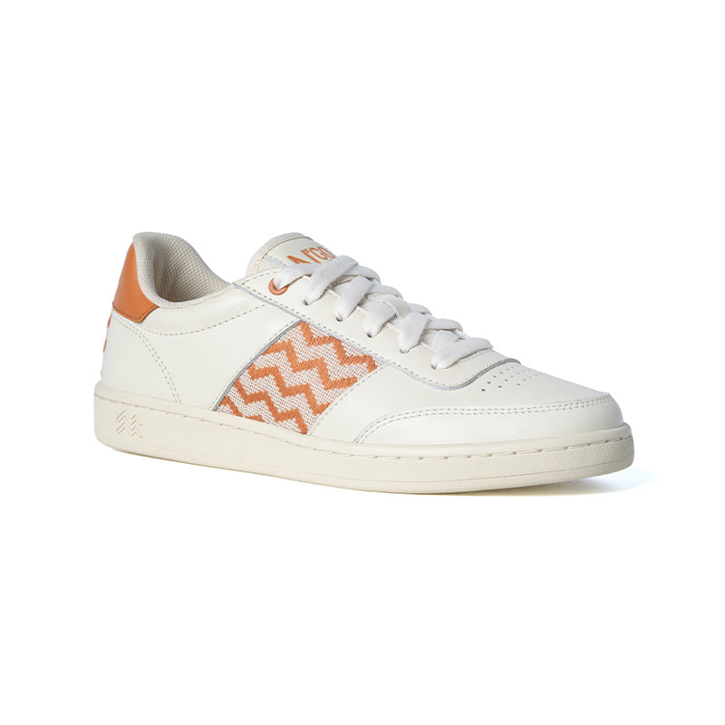 Vegane Low-Top-Sneaker mit aprikosenfarbenem Webmuster und atmungsaktivem Innenfutter – stilvoll und umweltfreundlich.