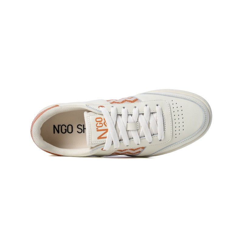 Bequeme und elegante Sneaker mit aprikosenfarbenem Ethno-Design, gefertigt aus chromfreiem Leder und recycelten Materialien.