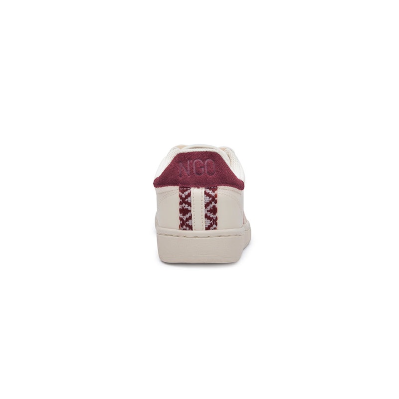 Bequeme Low-Top-Sneaker mit burgunderrotem Ethno-Design und recyceltem Innenfutter.