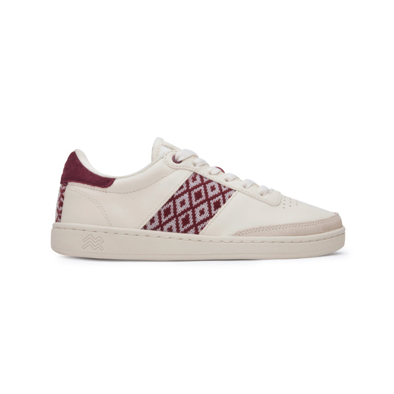 Saigon Classic Burgunderrot – Low-Top-Sneaker aus chromfrei gegerbtem Leder mit handgewebtem Ethno-Muster.