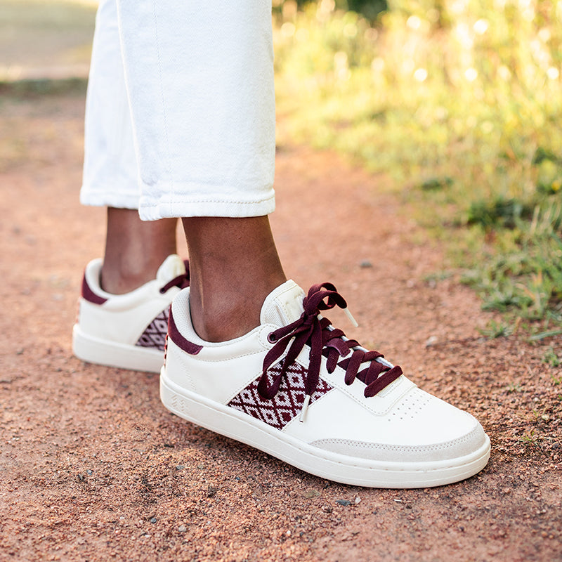 Elegante Sneaker mit burgunderrotem Handwebmuster – ideal für Alltag und Freizeit.