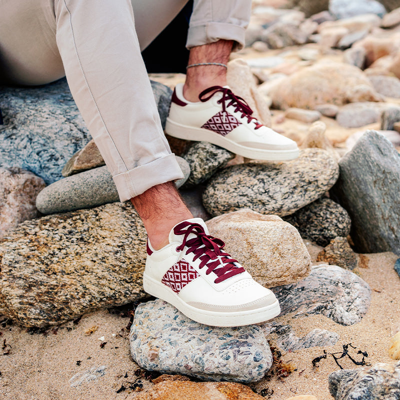 Hue Classic mit Webmuster in Burgunderrot – stilvolle, nachhaltige Schuhe für den Alltag.