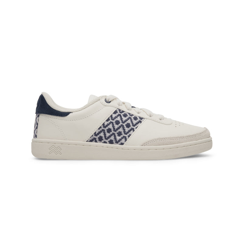 Weiße Low-Top-Sneaker aus chromfreiem Leder mit dunkelgrauem Ethno-Muster – handgefertigt in Vietnam.