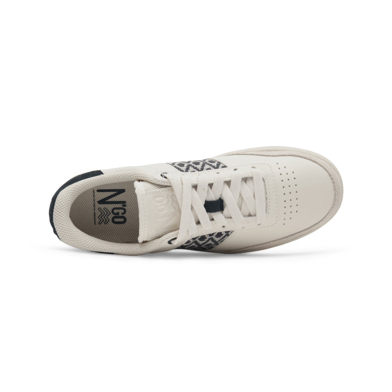 Fair produzierte Sneaker mit dunkelgrauem Ethno-Design – umweltfreundlich und komfortabel.
