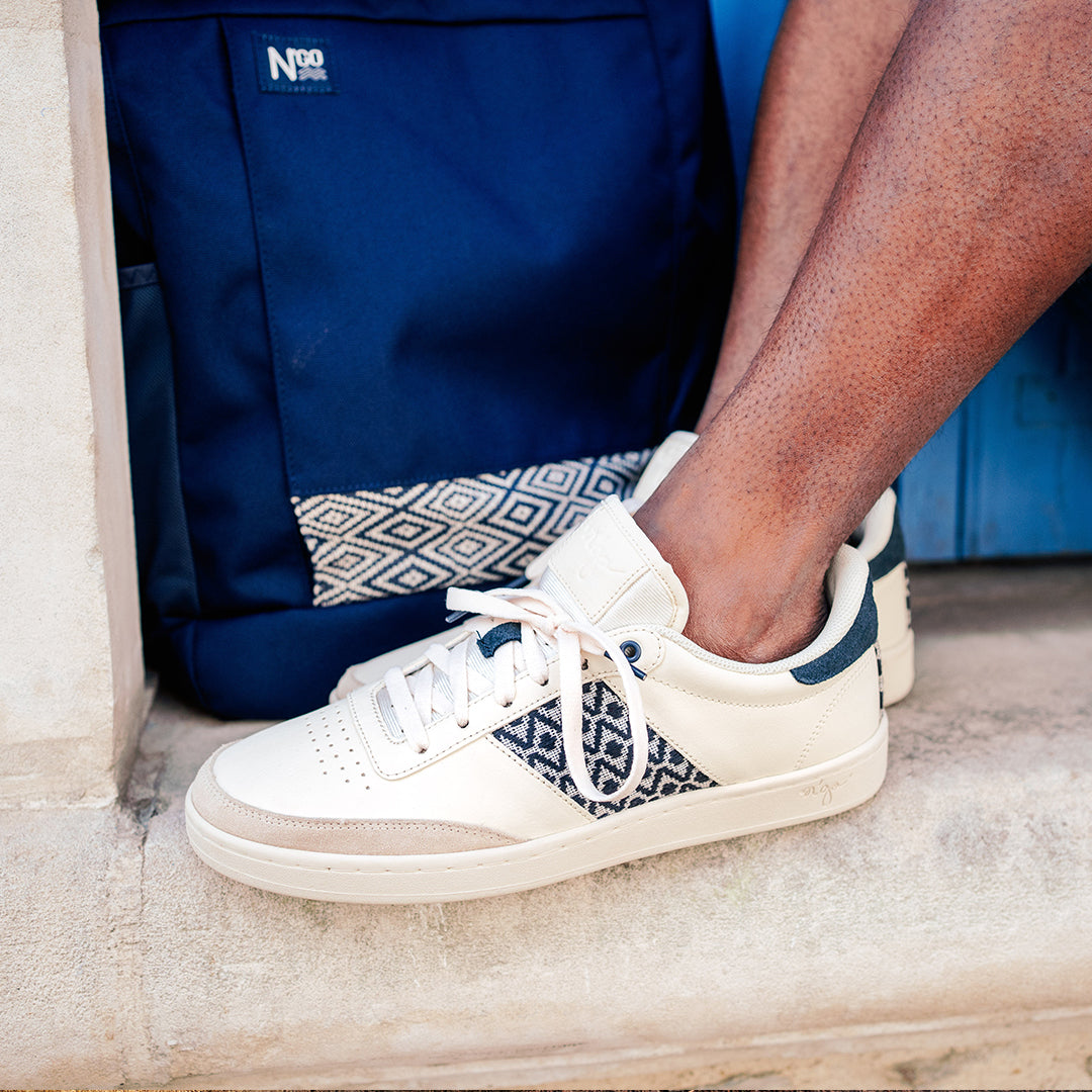 Leichte Sneaker mit dunkelgrauem Ethno-Muster, ideal für Frühling und Sommer – fair produziert.