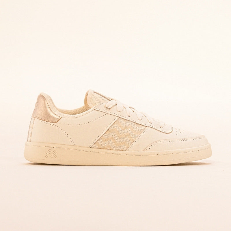 Vegane Low-Top-Sneaker mit goldfarbenem Webmuster und atmungsaktivem Innenfutter – stilvoll und umweltfreundlich.