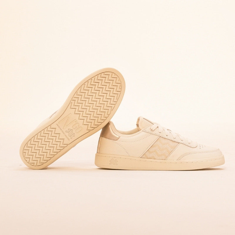 Saigon Classic '24 in Gold – nachhaltige Sneaker mit traditionellem vietnamesischem Handwerksmuster.