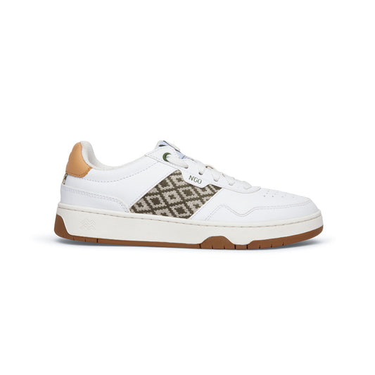 Weiße Low-Top-Sneaker aus chromfreiem Leder mit khakifarbenem Ethno-Muster und pfirsichroten Akzenten – handgefertigt in Vietnam.