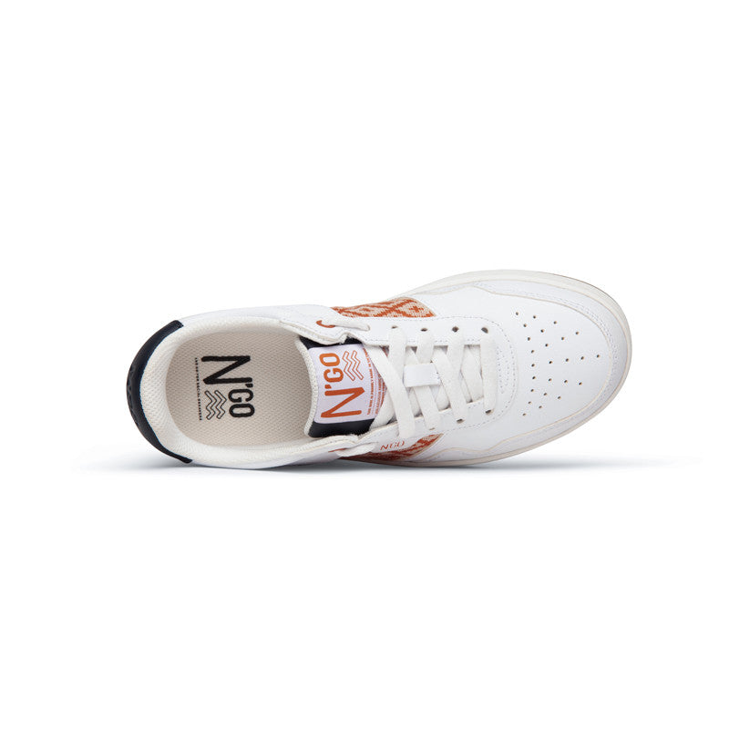 Elegante Sneaker mit rostfarbenem Handwebmuster und marineblauen Details – ideal für Alltag und Freizeit.