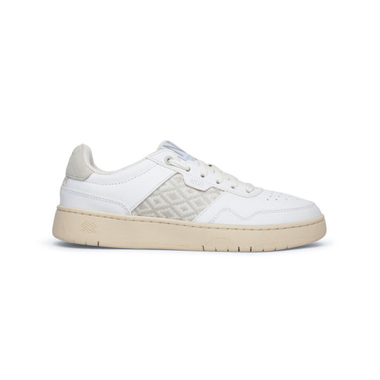 Weiße Low-Top-Sneaker aus chromfreiem Leder mit handgewebtem Ethno-Muster – handgefertigt in Vietnam.