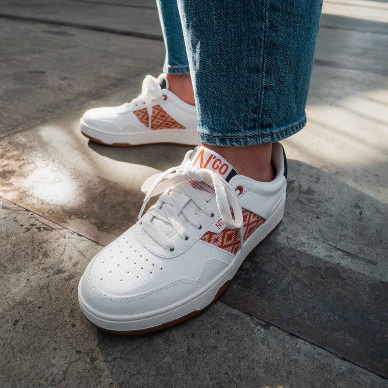 Hue Classic mit Webmuster in Rost & Marineblau – stilvolle, nachhaltige Schuhe für den Alltag.