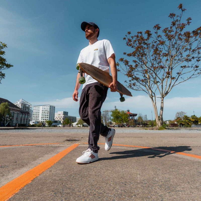 Hue Classic in Rost & Marineblau – vegane Sneaker mit traditionellem vietnamesischem Handwerksmuster.