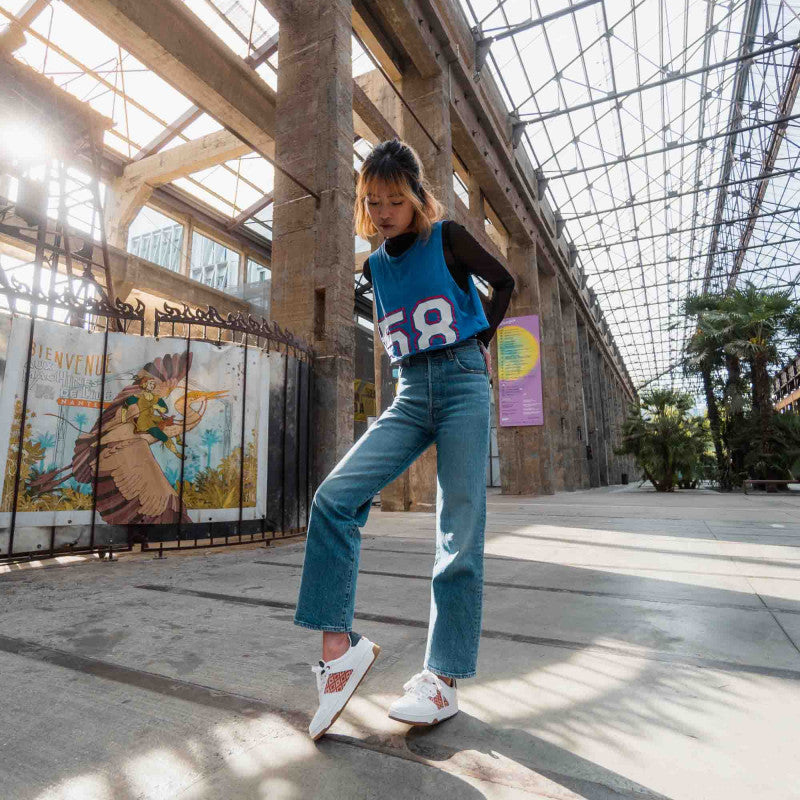 Leichte Sneaker mit rostfarbenem Ethno-Muster und marineblauen Details, ideal für Frühling und Sommer – fair produziert.