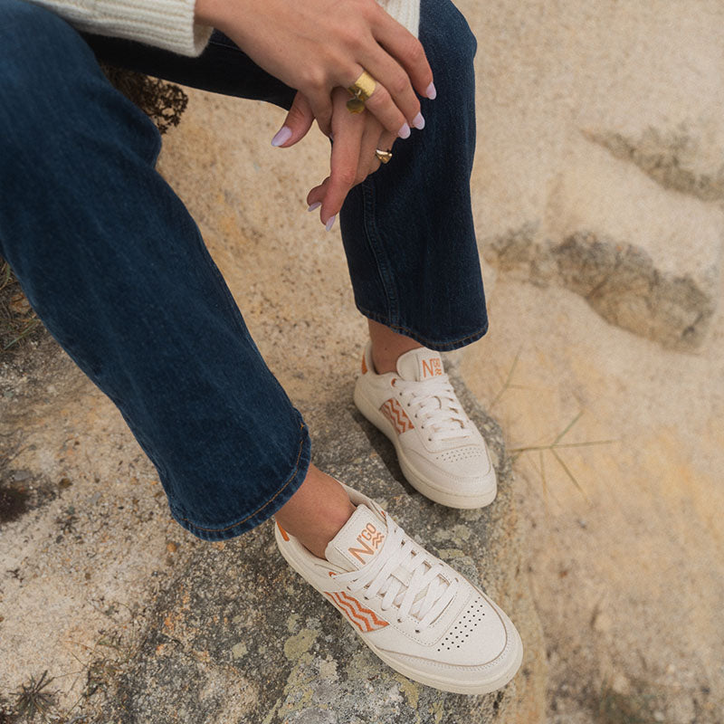 Saigon Classic '24 in Aprikose – nachhaltige Sneaker mit traditionellem vietnamesischem Handwerksmuster.