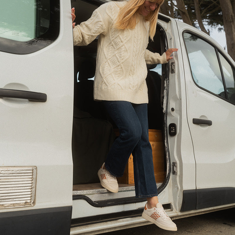 Leichte Sneaker mit aprikosenfarbenem Ethno-Muster, ideal für Frühling und Sommer – fair produziert und vegan.