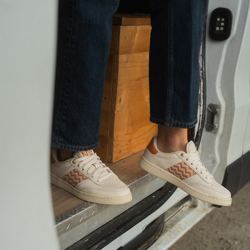 Saigon Classic '24 mit Webmuster in Aprikose – stilvolle, nachhaltige Schuhe für den Alltag mit handgefertigtem Design.