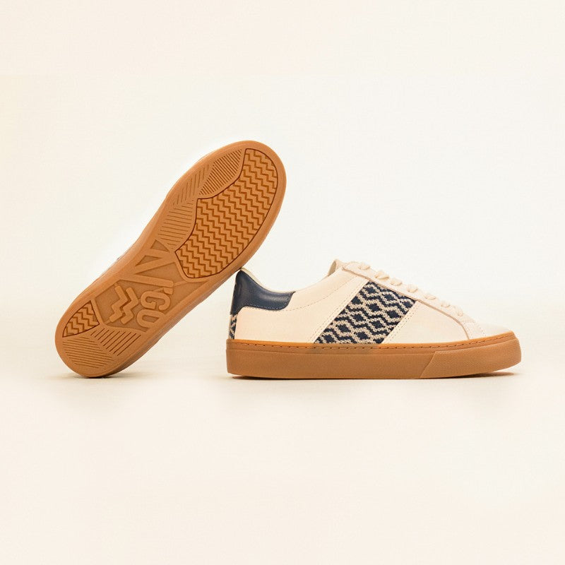 Nachhaltige Sneaker aus beigem Canvas mit handgewebtem Ethno-Muster in Indigo und dunkelblauem Fersenbesatz. Vegane Schuhe mit Naturkautschuksohle, fair und handgefertigt in Vietnam.