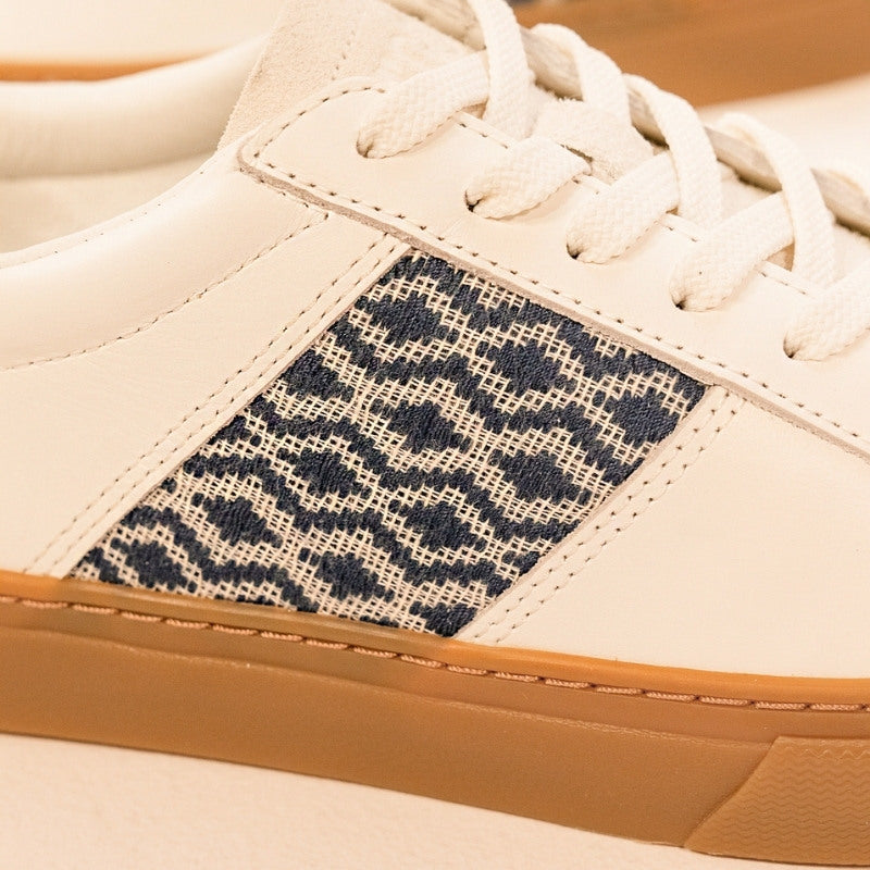 Nachhaltige N'GO Schuhe – Na Sang Classic Modell in dunklem Blau mit Ethno-Details