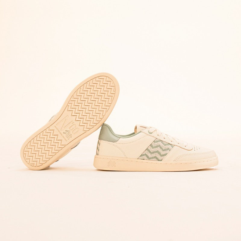 Detailaufnahme des N’GO-Logos auf der Schuhzunge mit hochwertigen weißen Baumwollschnürsenkeln.
Minimalistisches Design mit Stickereien, inspiriert von vietnamesischem Kunsthandwerk.