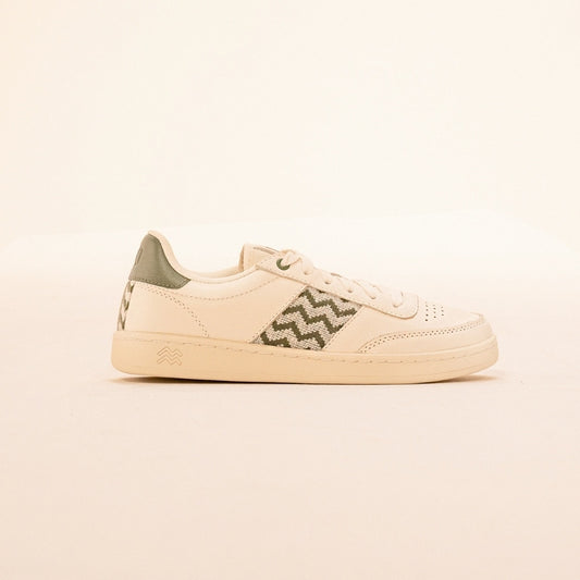 Nachhaltige Sneaker aus beigem Leder mit zypressengrünem Ethno-Muster und weißer Sohle – handgefertigt in Vietnam.