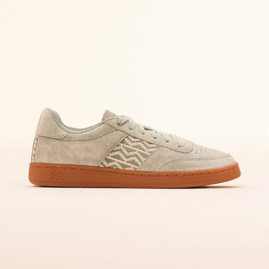 Nachhaltige Low-Top-Sneaker aus perlblauem Wildleder mit handgewebtem Ethno-Muster – fair produziert in Vietnam.