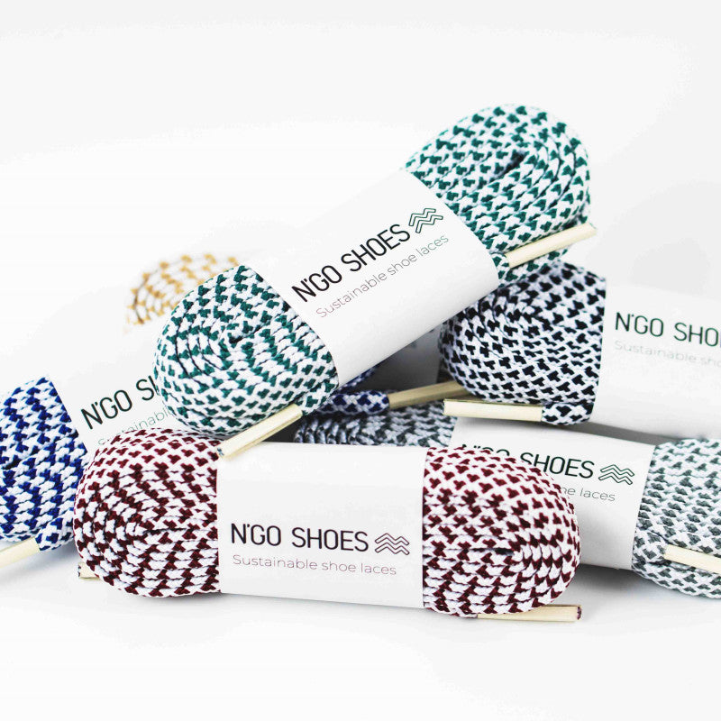 Schnürsenkel in Sand und Weiß