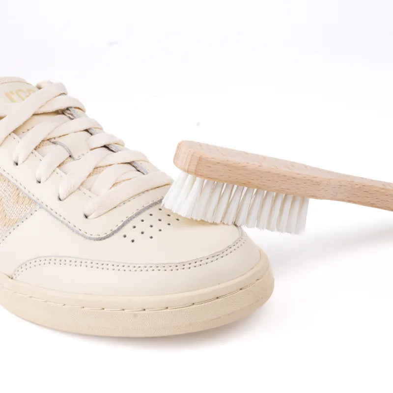 Basket blanche et brosse