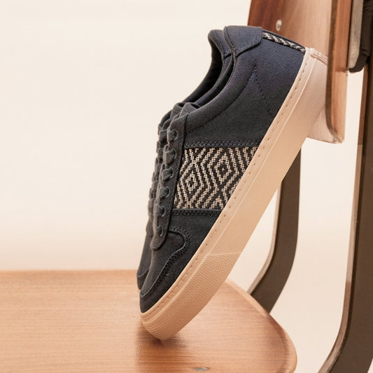 Fair produzierte Canvas-Sneaker mit handgewebtem schattenblauem Detail – perfekte Kombination aus Komfort und Design.