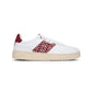 Nachhaltige Sneaker aus weißem Leder mit burgunderrotem Ethno-Muster – ideal für den modernen Stadtlook.