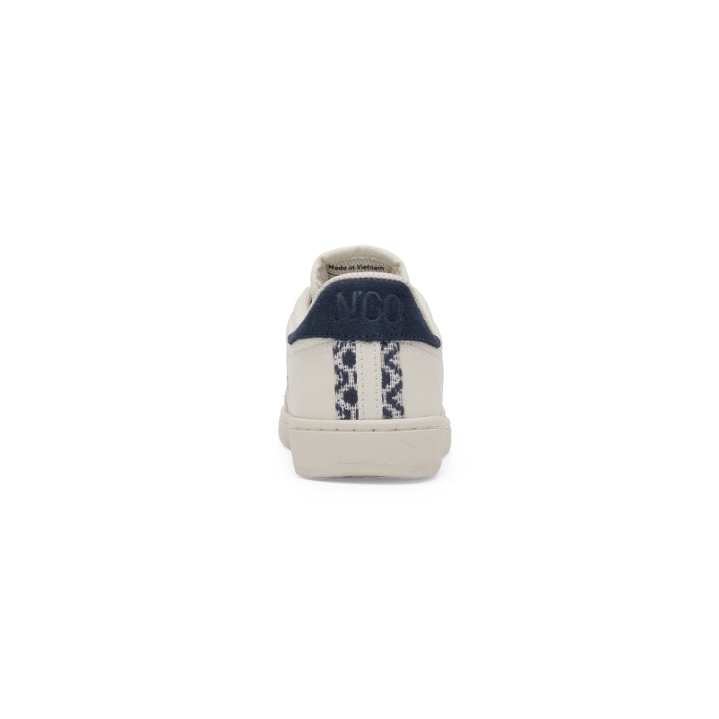 Elegante Sneaker mit dunkelgrauem Handwebmuster – ideal für Alltag und Freizeit.