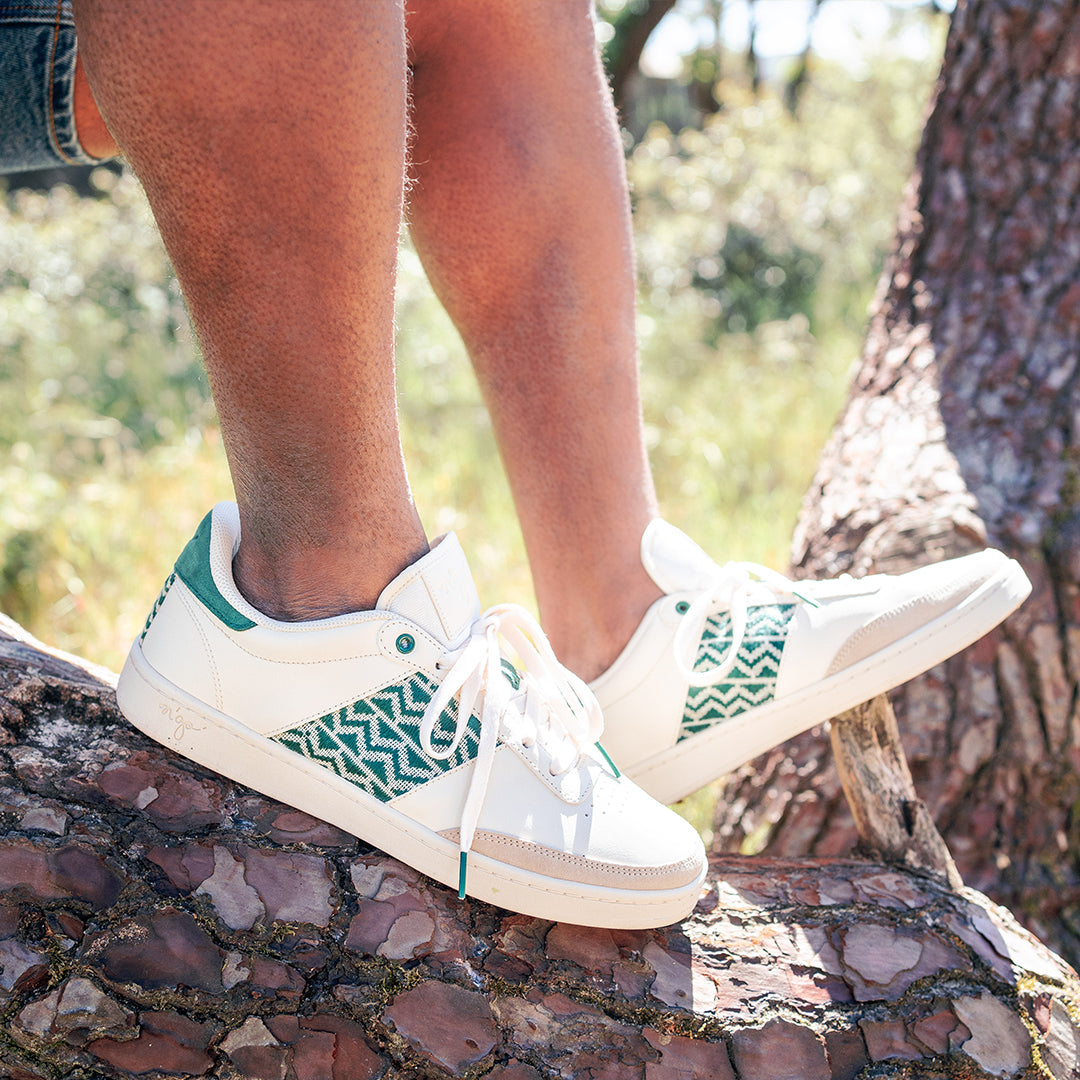 Elegante Sneaker mit grünem Handwebmuster – ideal für Alltag und Freizeit.