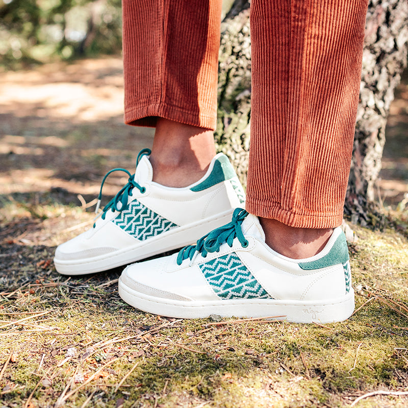 Fair produzierte Sneaker mit grünem Ethno-Design – umweltfreundlich und komfortabel.