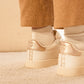 Fair produzierte Leder-Sneaker mit handgewebtem goldfarbenem Detail – perfekte Kombination aus Komfort und Design.