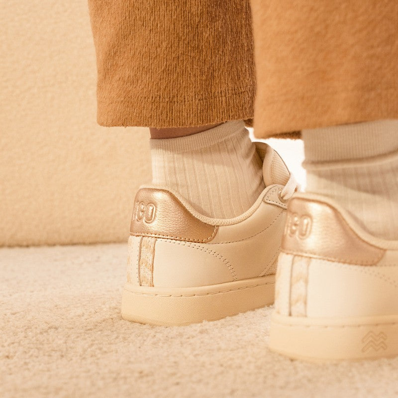 Fair produzierte Leder-Sneaker mit handgewebtem goldfarbenem Detail – perfekte Kombination aus Komfort und Design.