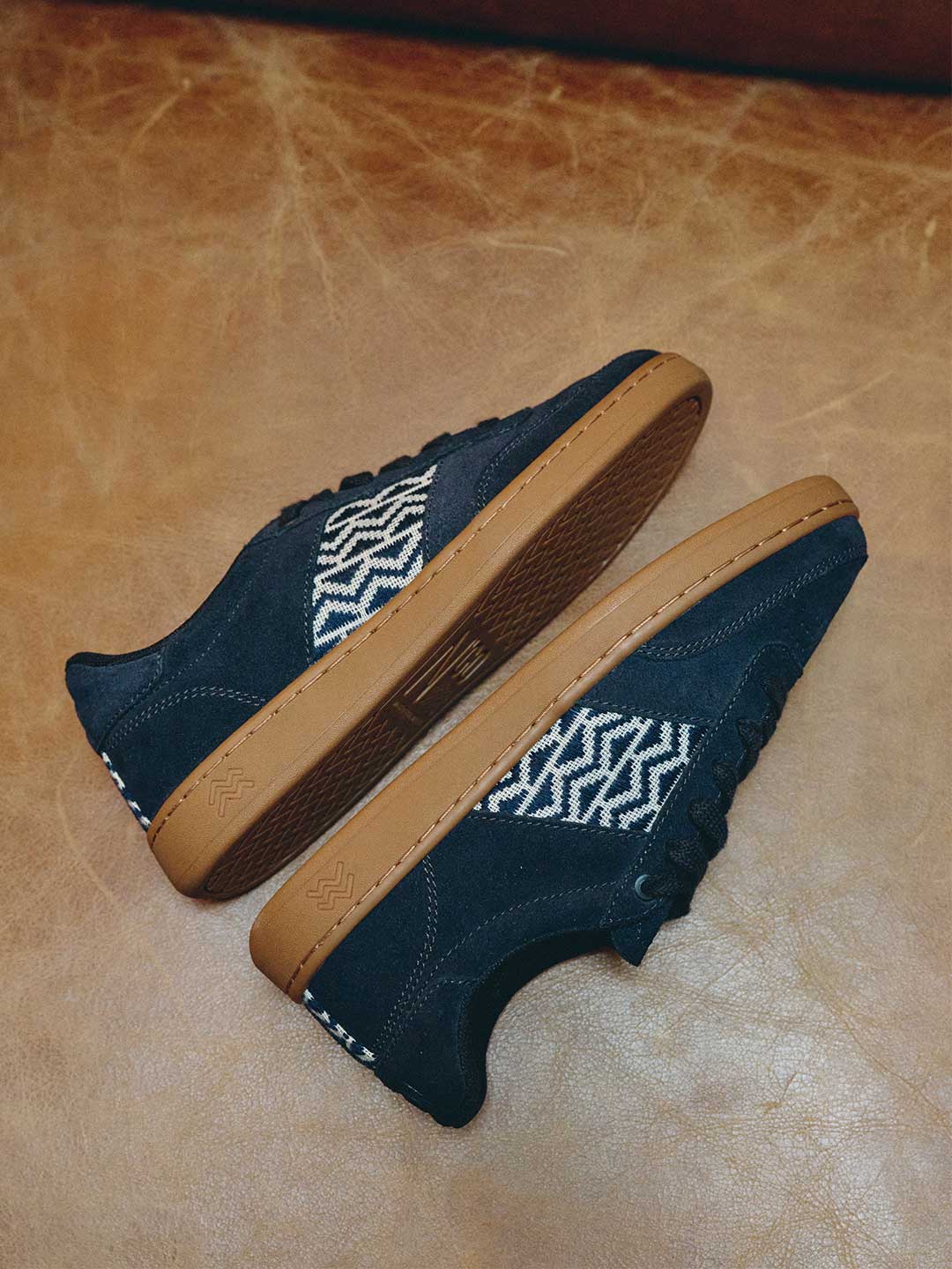 Baskets en suède bleu foncé avec motif tissé blanc.