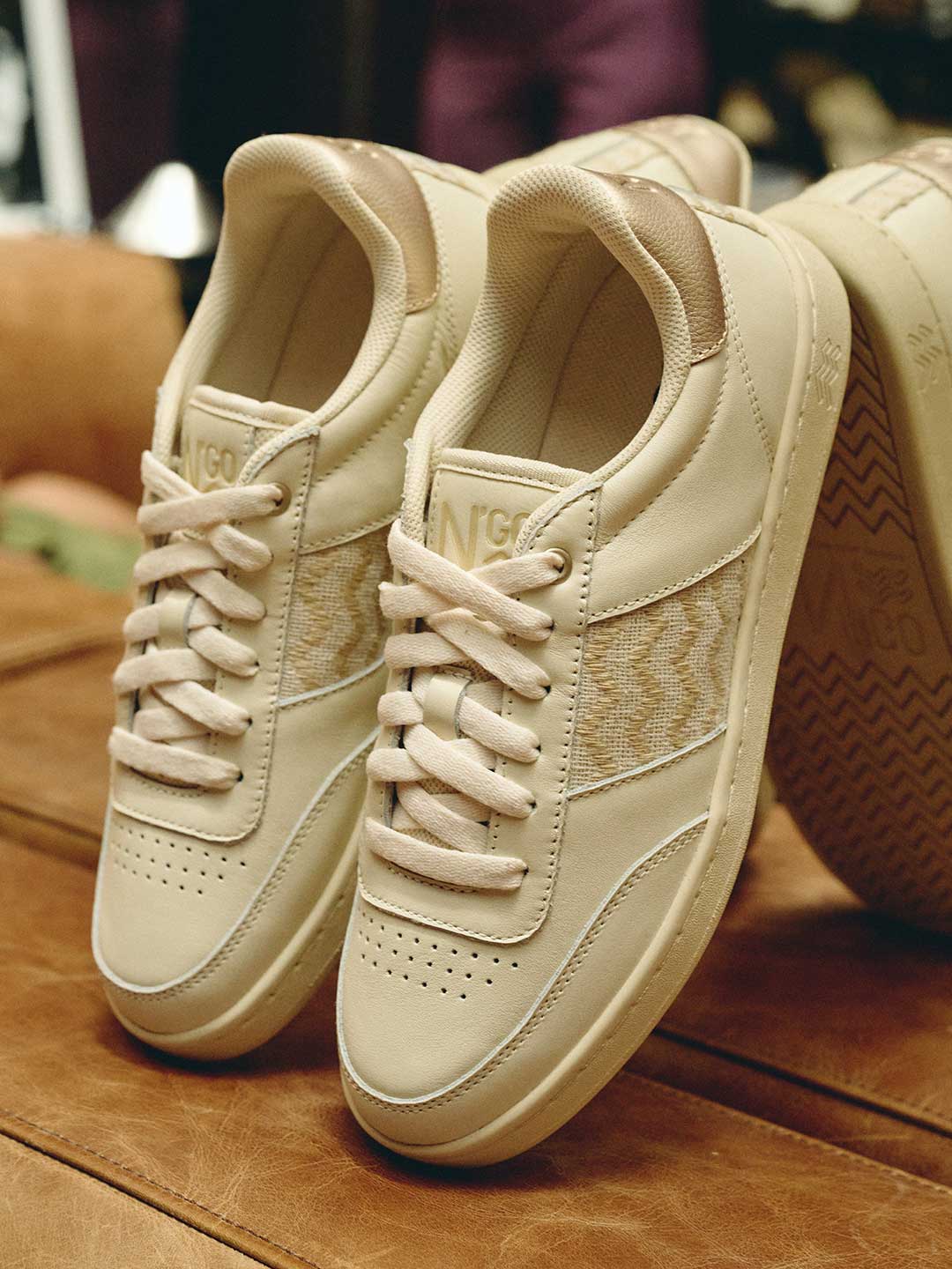 Baskets N'GO en cuir beige avec tissage doré artisanal.